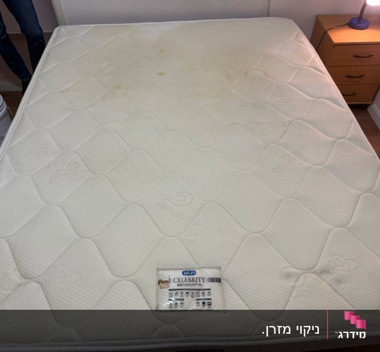 מזרן עם כתמים לפני ניקוי